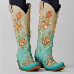 ISO!!!!!!!!!!!!!!!!👀.            Corral boots 🦋 size 8-9